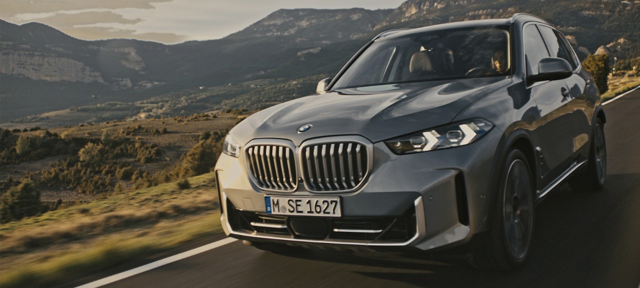 GYÖNYÖRKÖDJÖN A BMW X5 KÜLSŐ DIZÁJNJÁBAN.