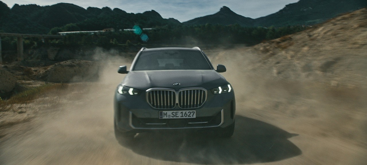 GYŐZŐDJÖN MEG RÓLA, HOGY MENNYIRE DINAMIKUS A BMW X5.
