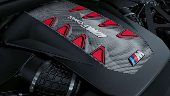 Nagy teljesítményű M TwinPower Turbo V8-as motor 625 lóerővel.