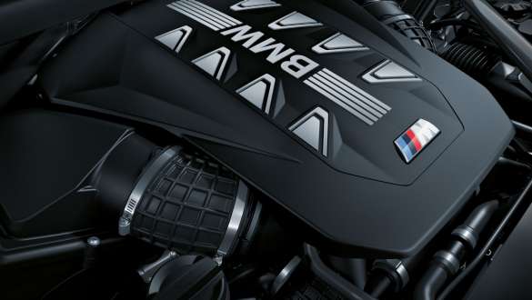 Nagy teljesítményű M TwinPower Turbo V8-as benzinmotor.