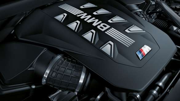 Nagy teljesítményű M TwinPower Turbo V8-as benzinmotor.