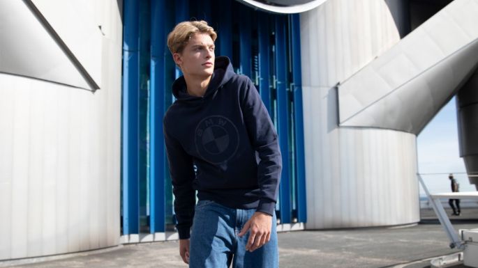 Férfi BMW pulóverben