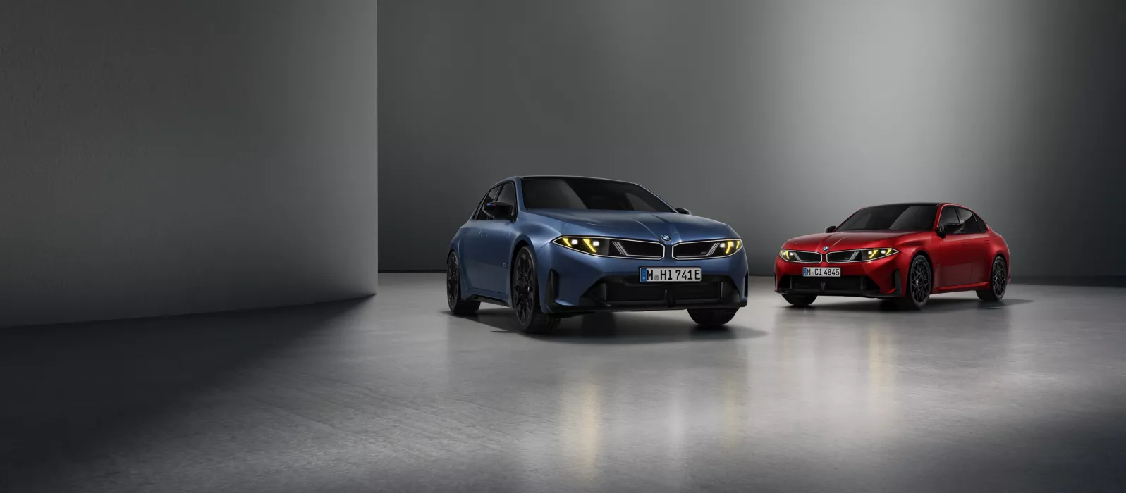 Két BMW 3 M modell, megvilágított veserácsokkal, világosbarna felületen parkolva. Két BMW 3 M modell, megvilágított veserácsokkal, világosbarna felületen parkolva.