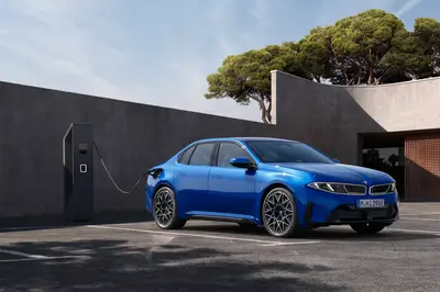 Töltse fel BMW i3 Limousine-ját útközben.